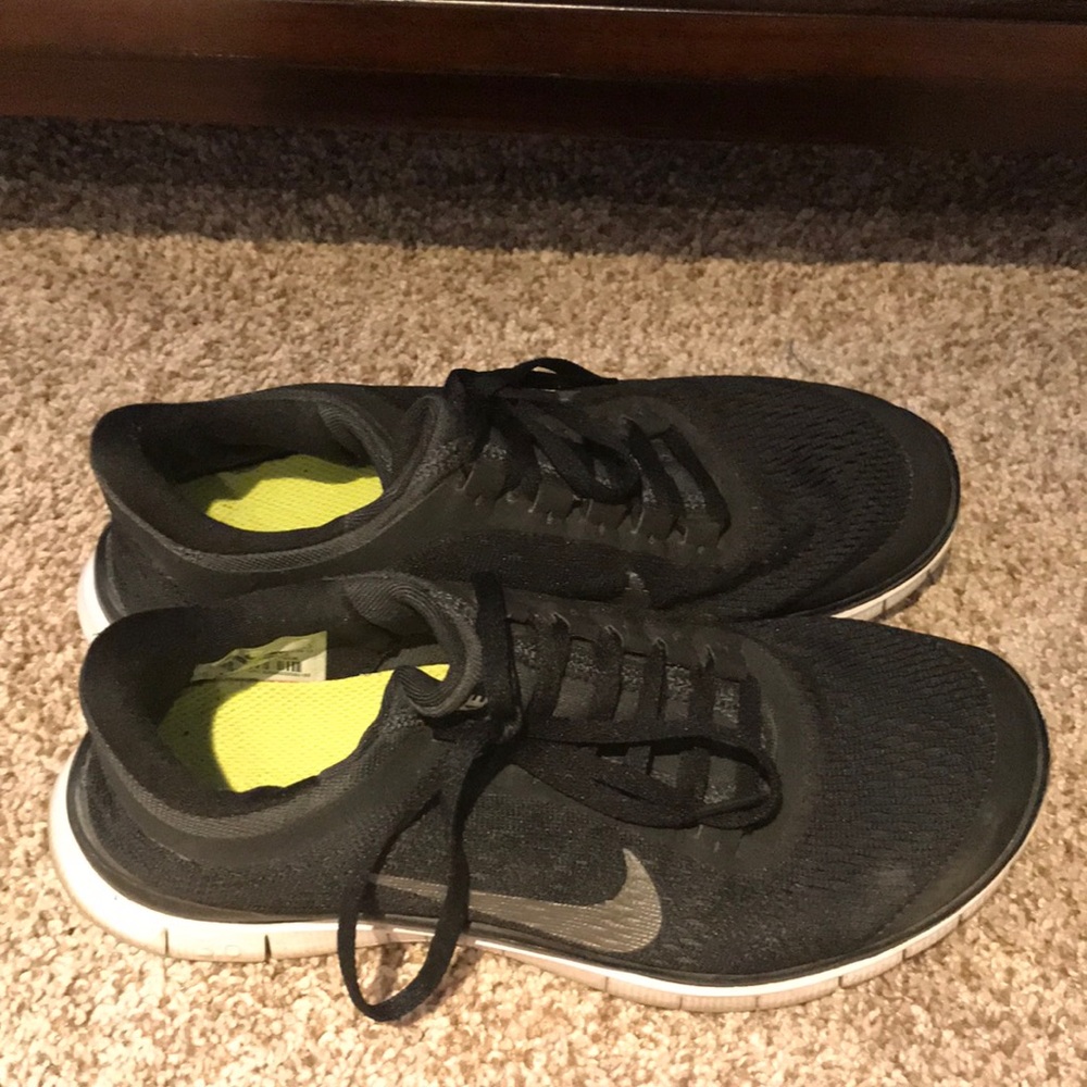 Nike black fly knit size 7.5 running shoe